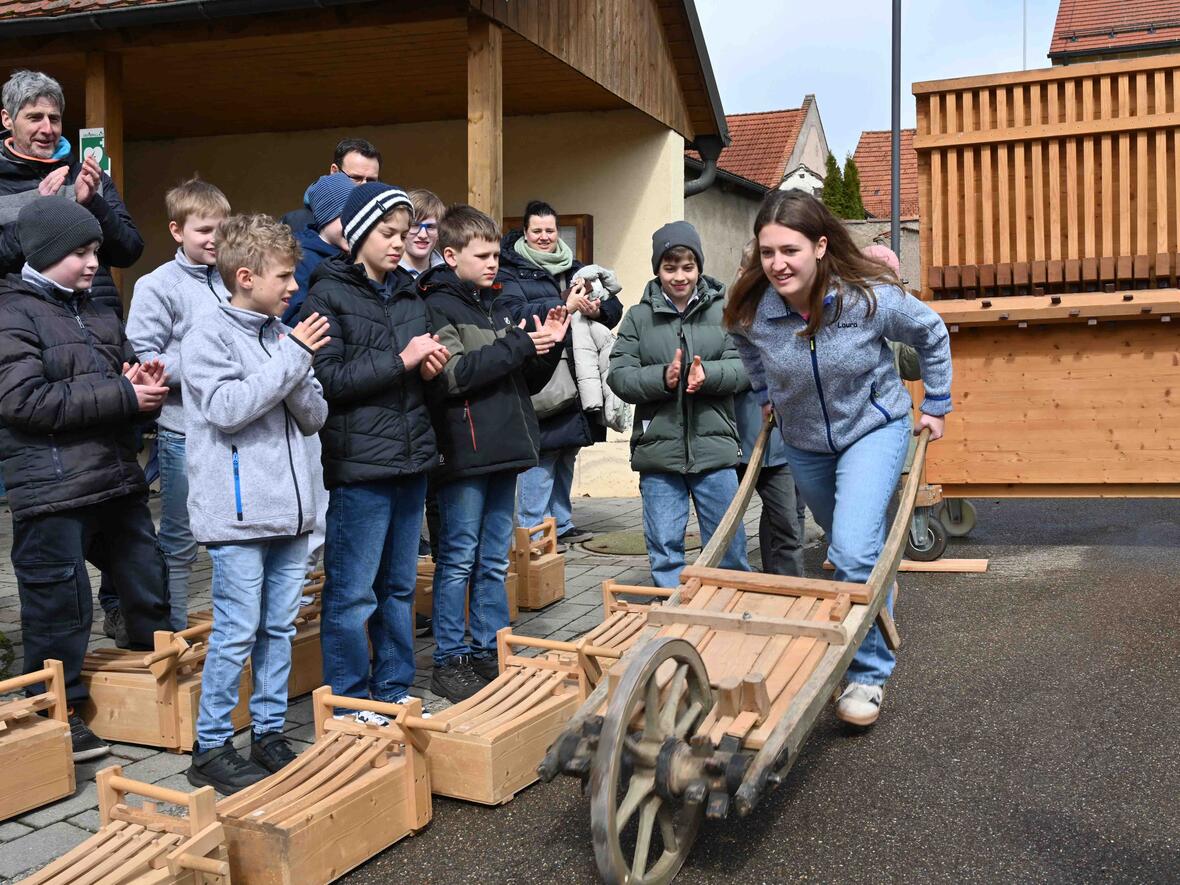 Um Punkt zwölf Uhr ließen es die Kinder und Jugendlichen in Birkhausen an ihren Rätschen richtig krachen. (Fotos: Maria Rösch / pba) 