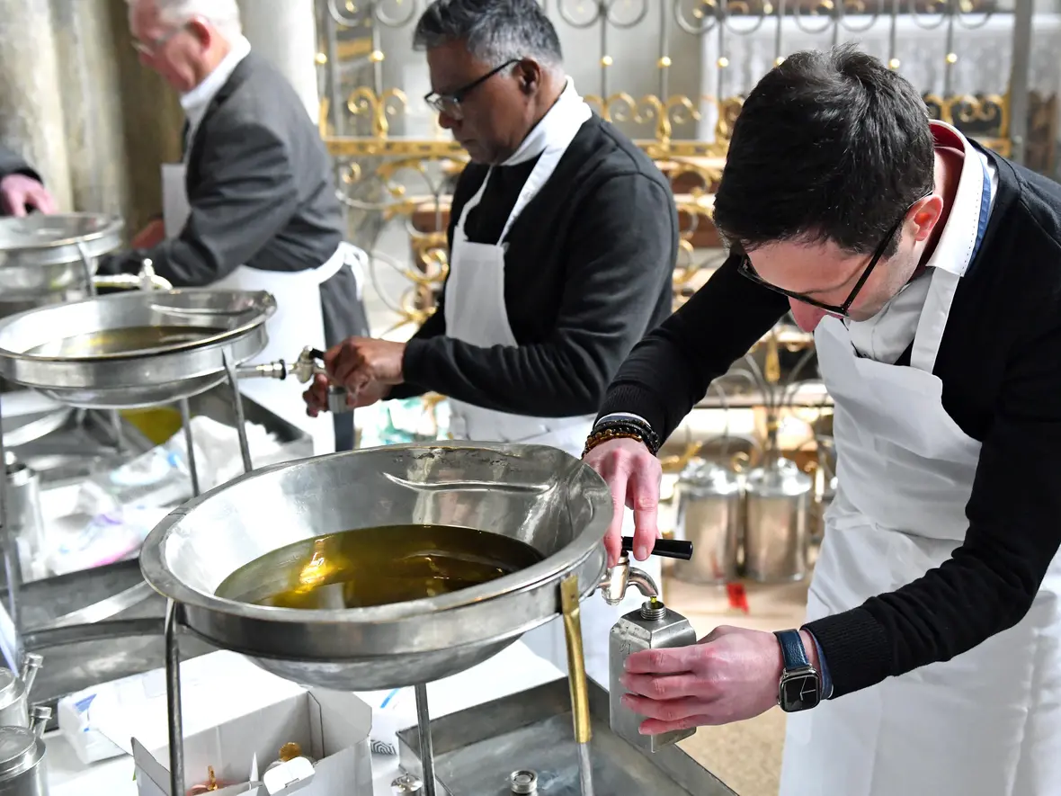 Bei der Chrisammesse werden die heiligen Öle für die Pfarreien im Bistum geweiht und von Boten in die Dekanate gebracht. (Fotos: Nicolas Schnall / pba)