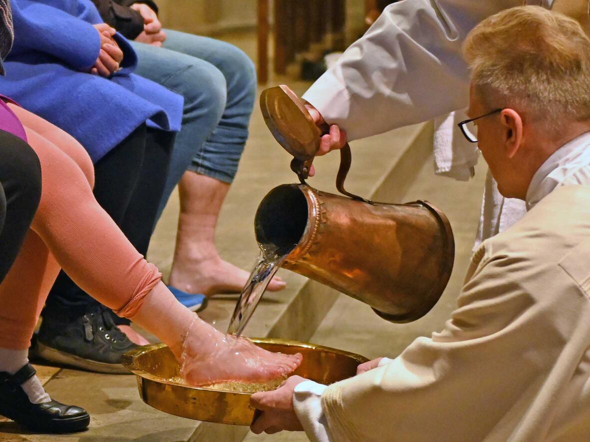 Bischof Bertram vollzog am Gründonnerstag die Fußwaschung. (Fotos: Leander Stork / pba)