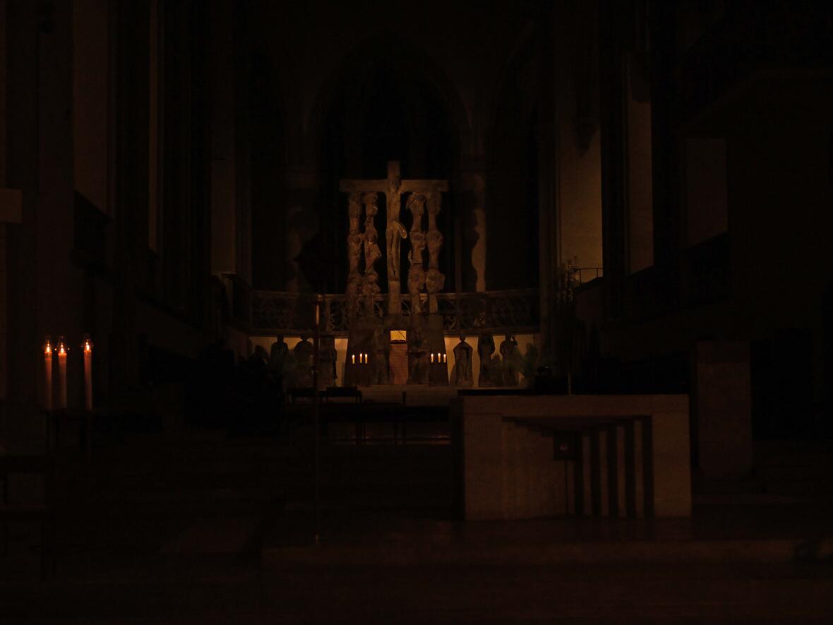 Am Ende erloschen im Dom die Lichter, während die Gläubigen zur Ölbergstunde zusammenkamen. 