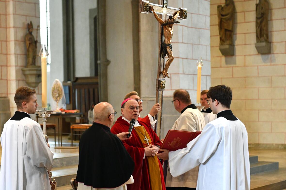 Karfreitagsliturgie im Dom: Bischof Bertram stimmte bei der Kreuzerhebung das traditionelle "Ecce lignum crucis" an. (Fotos: Nicolas Schnall / pba)