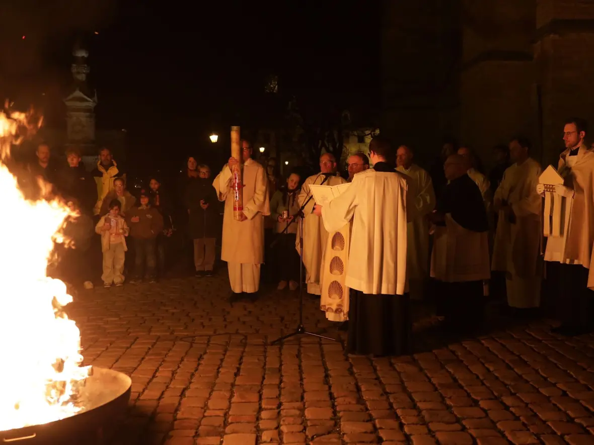 Die Ostervigil vor dem Hohen Dom zu Augsburg (Fotos: Annette Zoepf / pba)