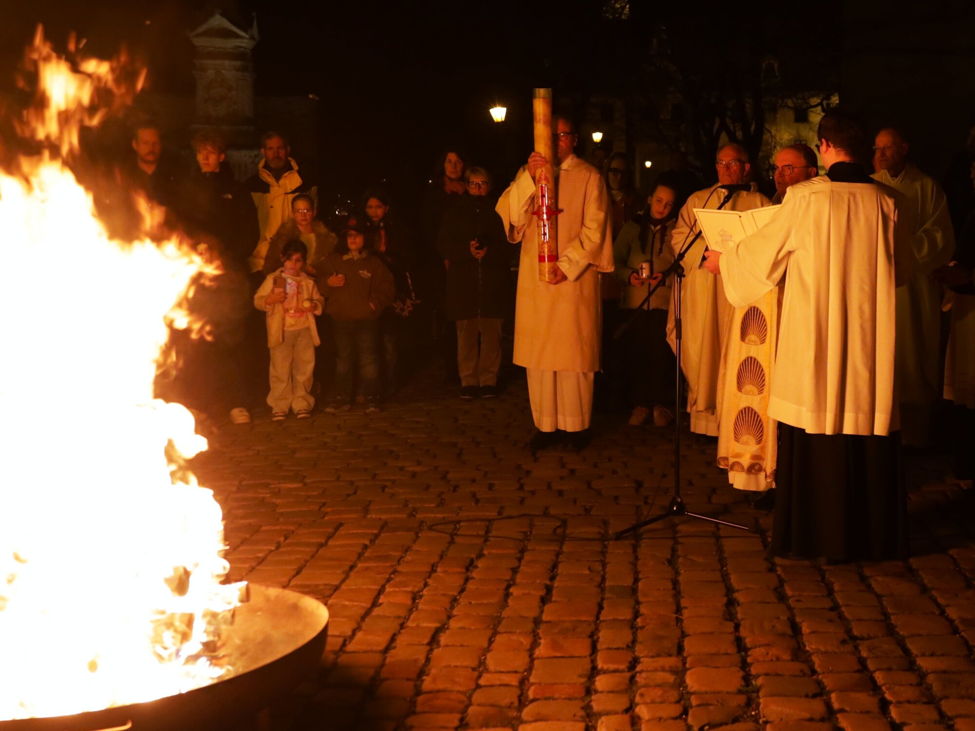 Die Ostervigil am Samstag vor dem Dom.