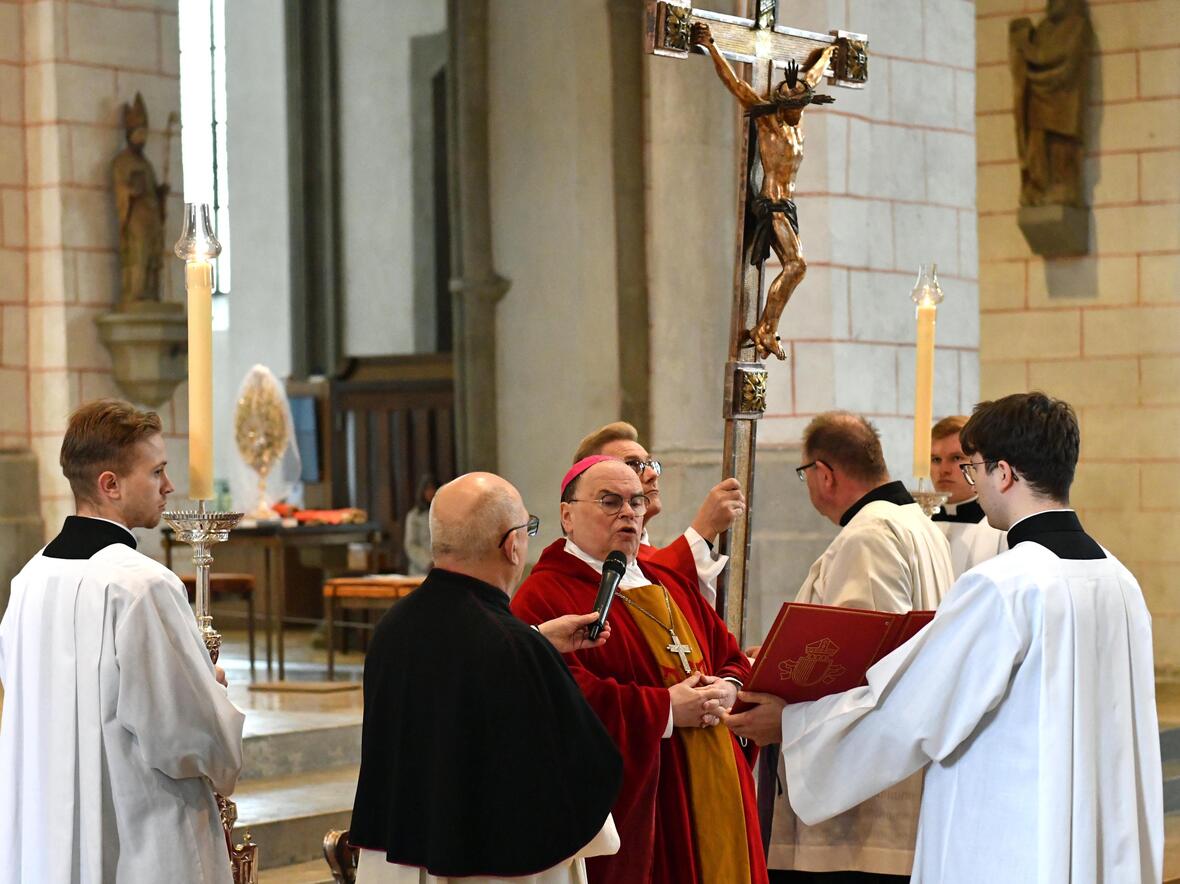 Karfreitagsliturgie im Dom: Bischof Bertram stimmte bei der Kreuzerhebung das traditionelle "Ecce lignum crucis" an. (Fotos: Nicolas Schnall / pba)