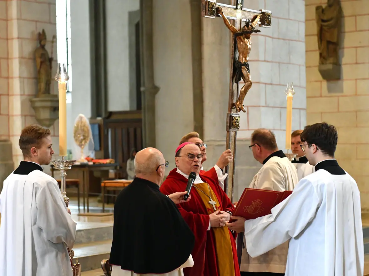 Karfreitagsliturgie im Dom: Bischof Bertram stimmte bei der Kreuzerhebung das traditionelle "Ecce lignum crucis" an. (Fotos: Nicolas Schnall / pba)