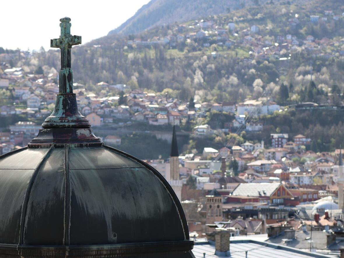 Kirche und Moschee miteinander: In Bosnien koexistieren verschiedene Religionen und Glaubensrichtungen seit jeher auf engstem Raum miteinander.