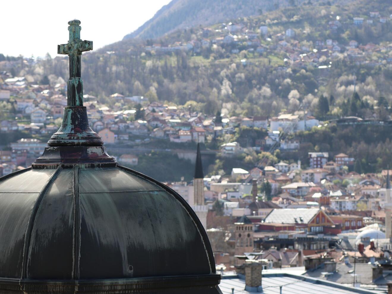 Kirche und Moschee miteinander: In Bosnien koexistieren verschiedene Religionen und Glaubensrichtungen seit jeher auf engstem Raum miteinander.