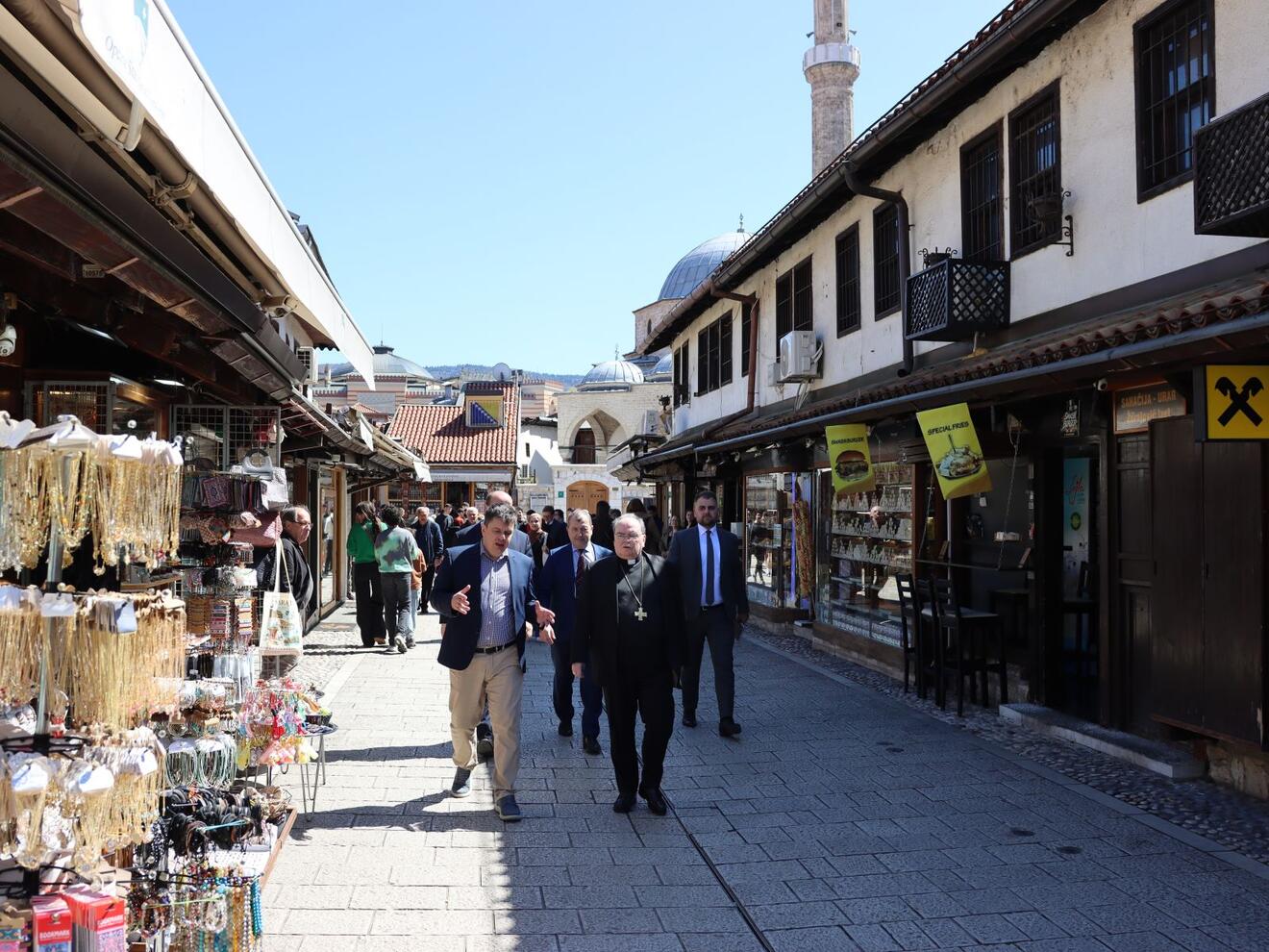 Zur Reiseplanung gehörte auch eine Besichtigung der Stadt Sarajevo selbst, wie hier auf einer Marktmeile.