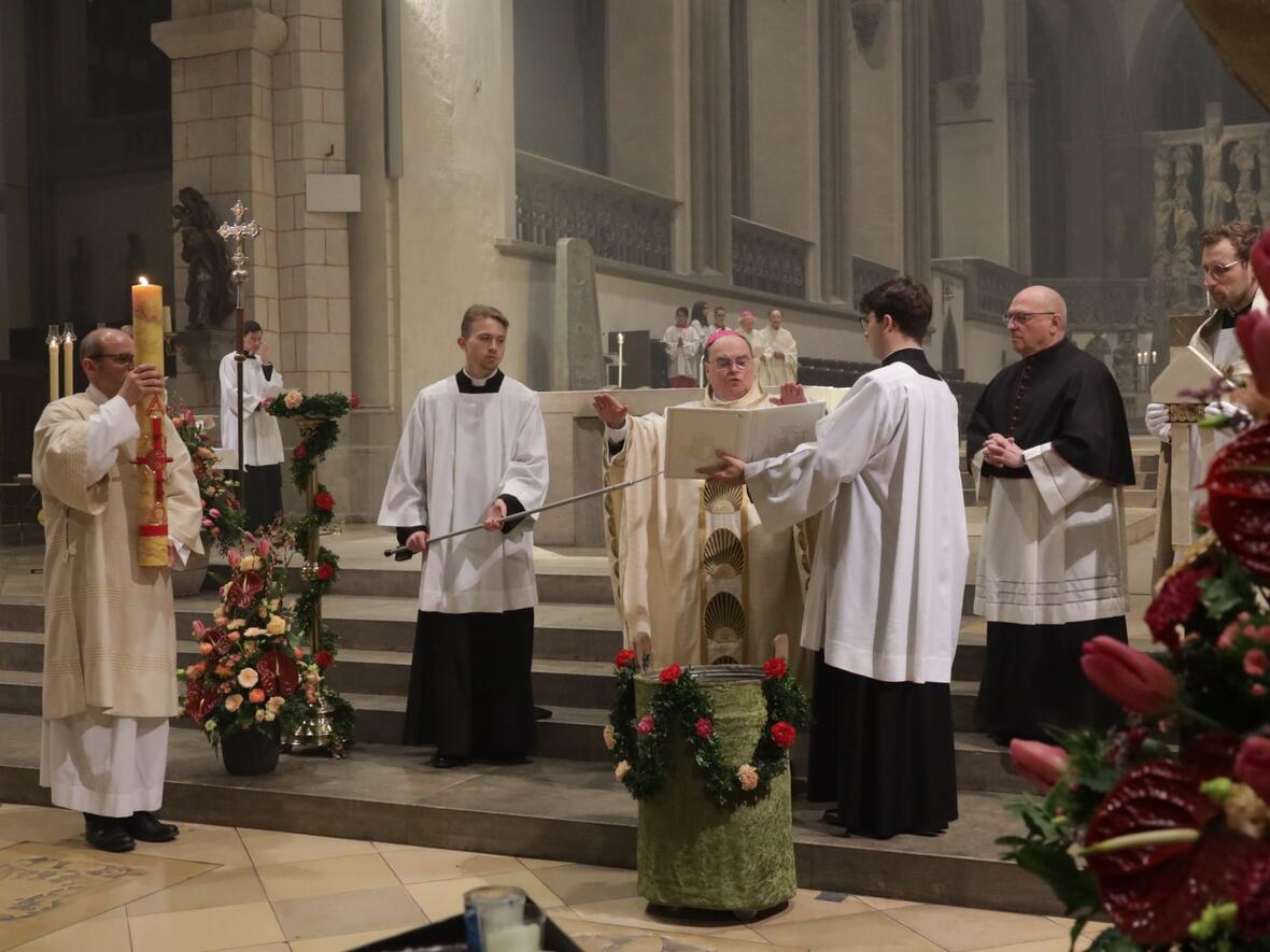 Die Wasserweihe darf in der Osternacht genausowenig fehlen...