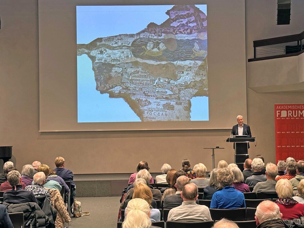 Rund 100 Besucherinnen und Besucher pilgerten virtuell ins Heilige Land. (Fotos: Frederic-Joachim Kaminski / Akademisches Forum)