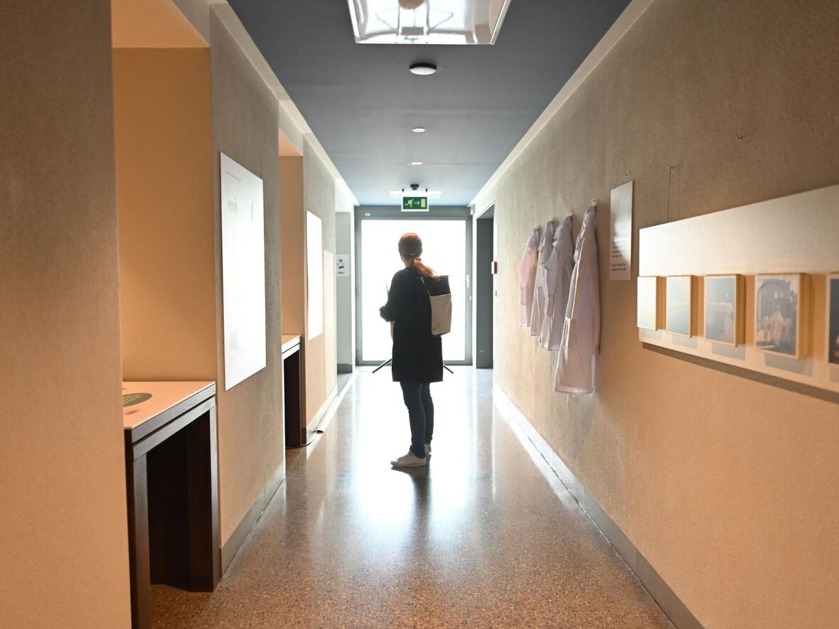 Der dritte Teil der aktuellen Ausstellungsreihe im Diözesanmuseum St. Afra widmet sich ganz der Farbe Weiß (Fotos: Julian Schmidt / pba)