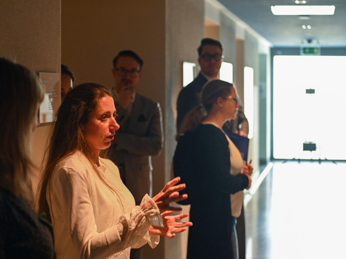 Die Kuratorin Dr. Veronika Jung erläutert das Konzept der Sonderausstellung.