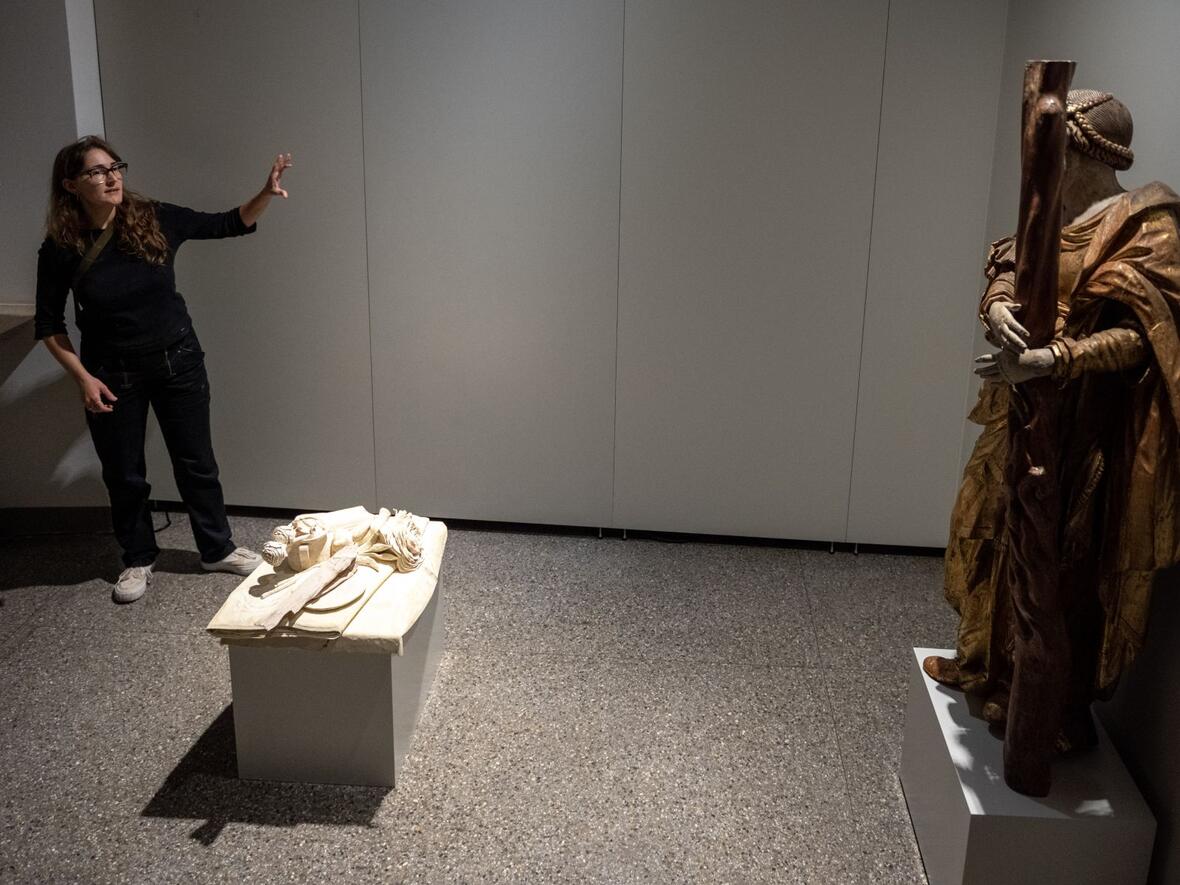 In der Ausstellung werden alte Exponate neuen Kunstwerken gegenübergestellt - wie hier die heilige Afra mit einem Holzstillleben.