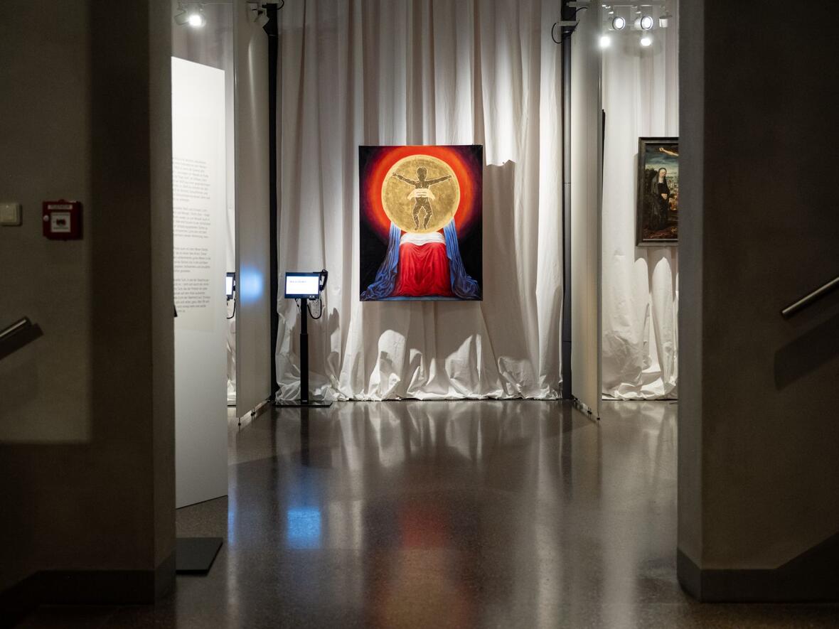 Auch der Kontrast zwischen reinem Weiß und bunter Kunst wird dabei aufgegriffen.