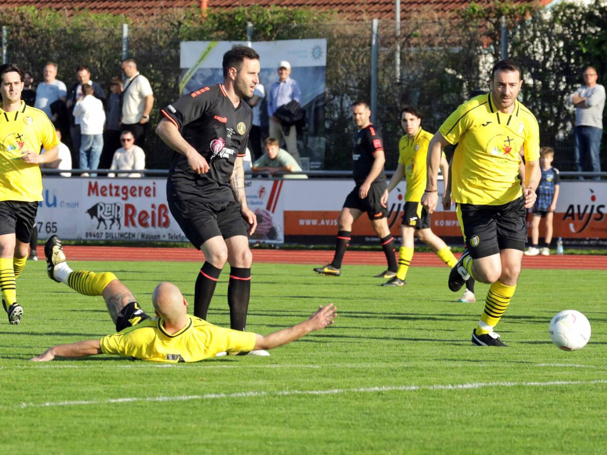 Im Kampf um den Ball waren beide Teams mit vollem Einsatz dabei. (Fotos: Annette Zoepf / pba)