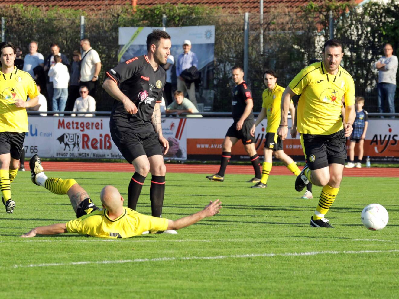 Im Kampf um den Ball waren beide Teams mit vollem Einsatz dabei. (Fotos: Annette Zoepf / pba)