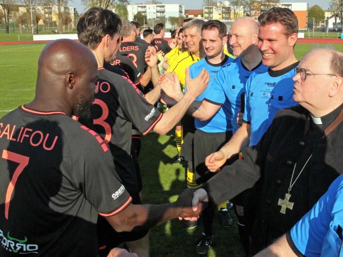 Vatikanische Ballkünstler entzaubert - Doch die wahren Sieger standen nicht auf dem Platz