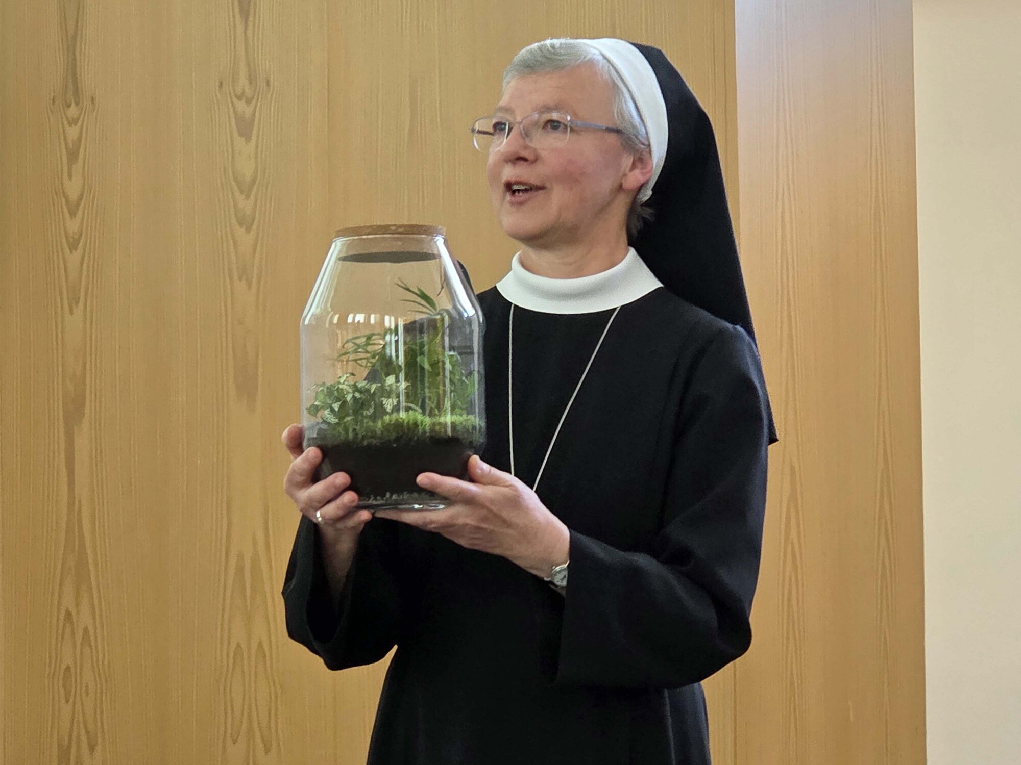 Diakonentag 2026_Ein kleines Dankeschön für Sr. Martha (Foto Gerhard Rummel ASD)