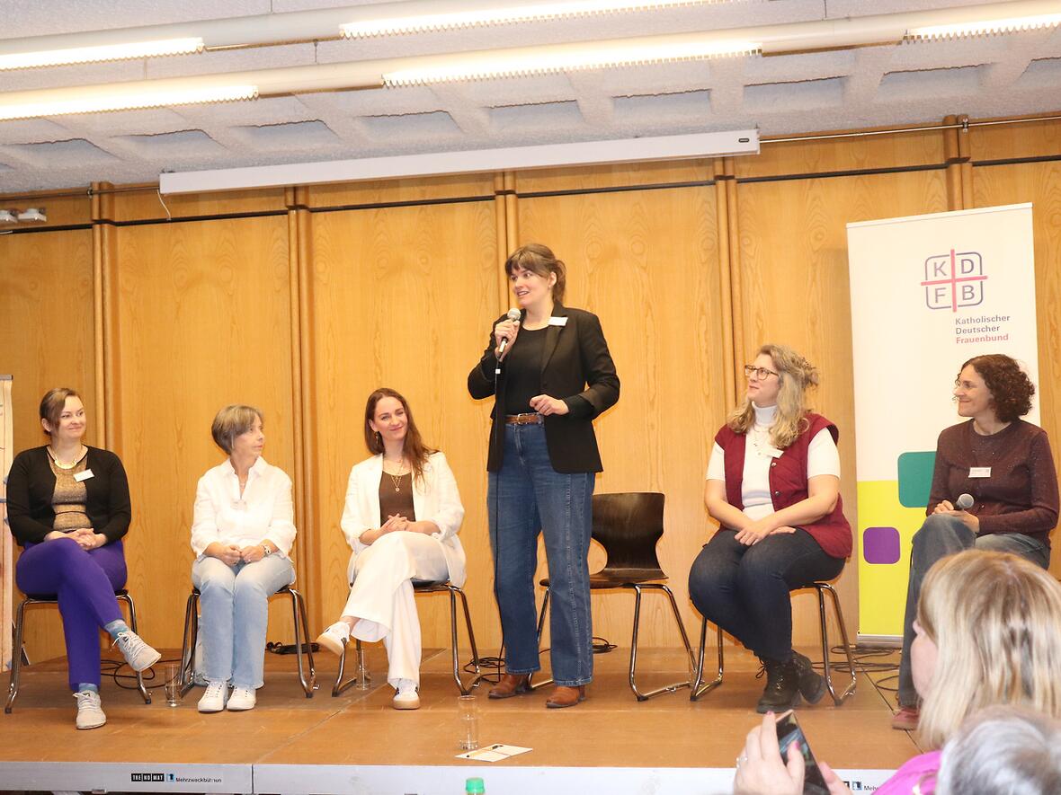 Bei einer Podiumsdiskussion stellten Frauen ihre Projekte rund um das Thema Nachhaltigkeit und Klimaschutz vor. (Foto: Frauenbund Diözesanverband Augsburg)