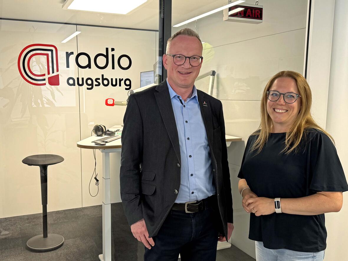 Dekan Thomas Pfefferer im Gespräch mit Radio Cappuccino-Moderatorin Eva Fischer. (Foto: SUV)