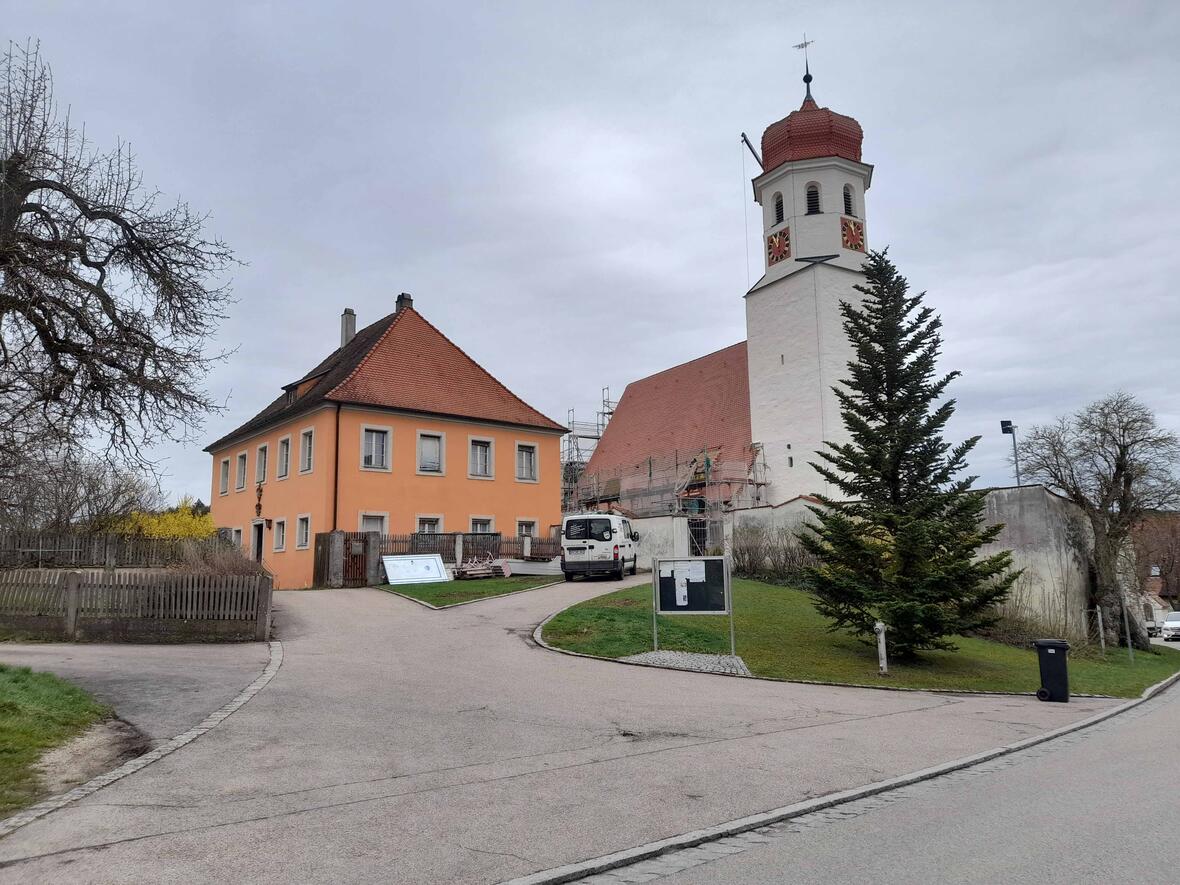 Umfangreich wurde die Pfarrkirche St. Peter und Paul in Halsbach renoviert. (Foto: Pfarrei Halsbach)