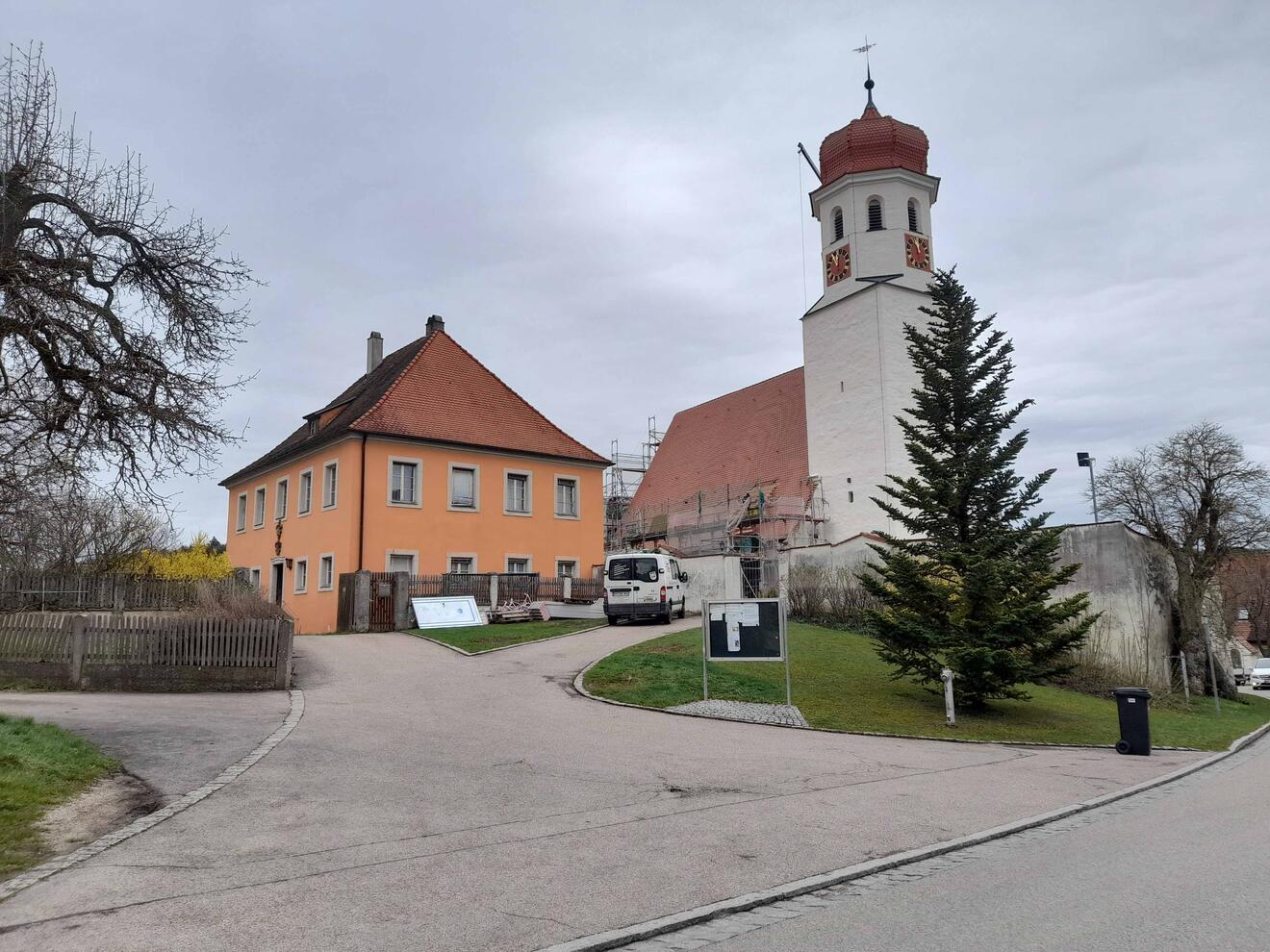 Umfangreich wurde die Pfarrkirche St. Peter und Paul in Halsbach renoviert. (Foto: Pfarrei Halsbach)