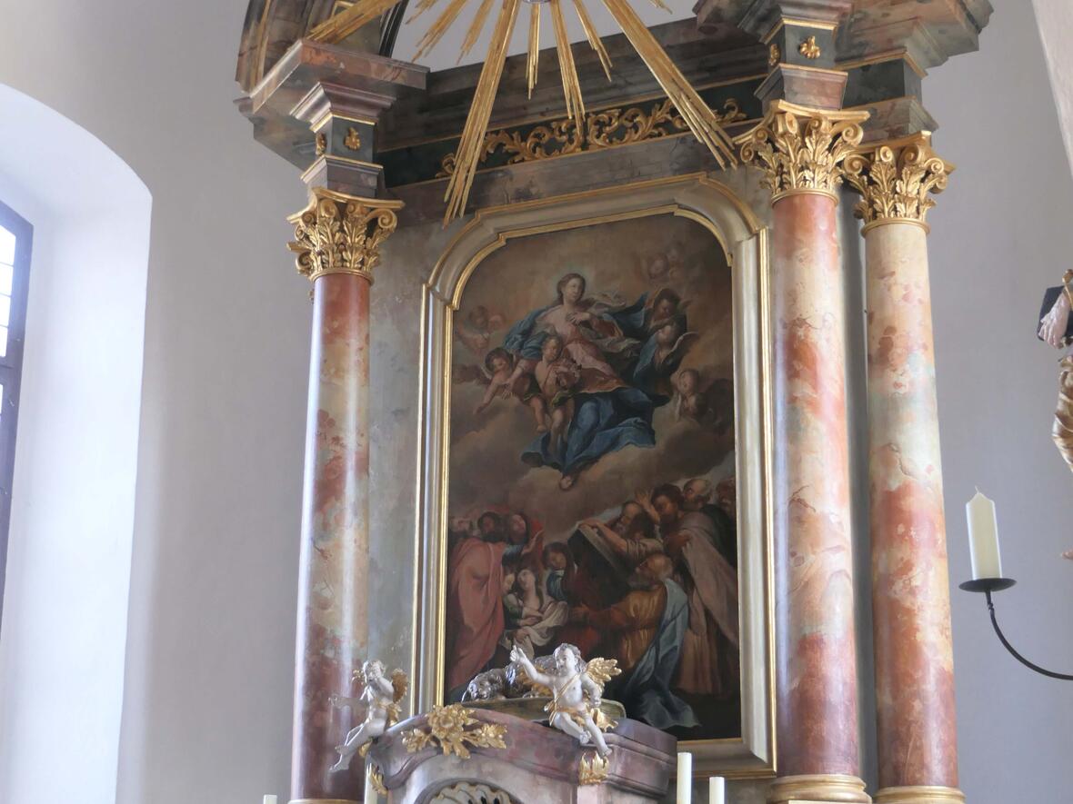 Im Innenraum wurden alle Kunstwerke restauriert und erstrahlt wieder in neuem Glanz. (Foto: Josef Hefner /  Pfarrei Halsbach)