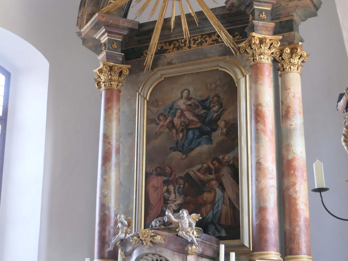 Im Innenraum wurden alle Kunstwerke restauriert und erstrahlt wieder in neuem Glanz. (Foto: Josef Hefner /  Pfarrei Halsbach)
