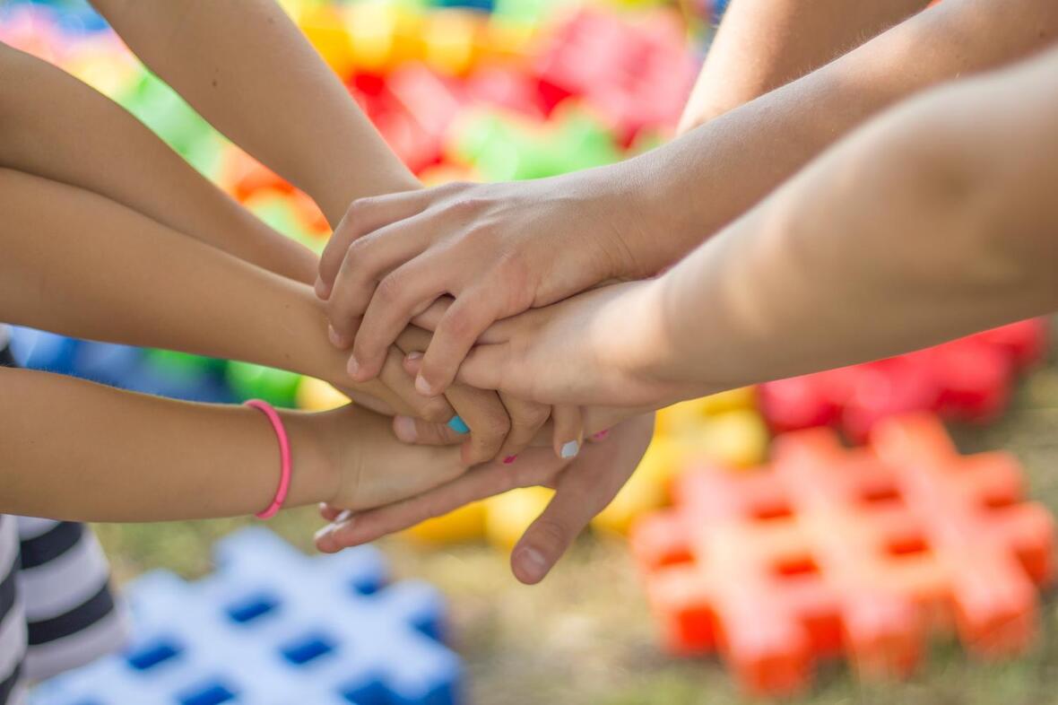 Podiumsdiskussion "Was die Welt zusammenhält". (Motivbild: pixabay, in: pfarrbriefservice.de)