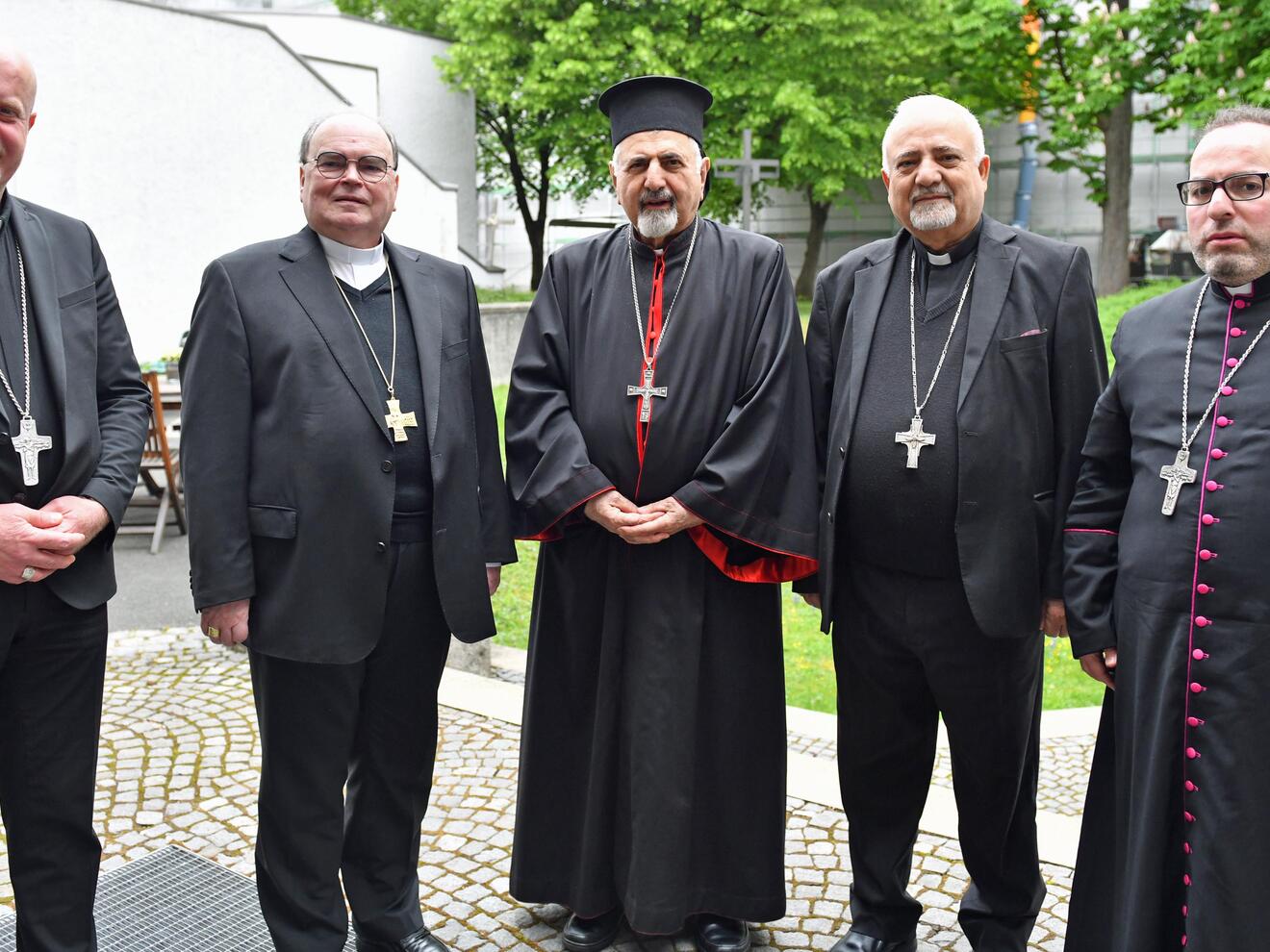 (v.l.) Der Pfarrer der syrisch-katholischen Gemeinde von Augsburg Ayad Yako, Bischof Dr. Bertram Meier, Patriarch Ignatius Youssef III. Younan, Erzbischof Ephrem Yousif Abba Mansoor (Bagdad) und Patriarchatssekretär Monsignore Habib Mrad.