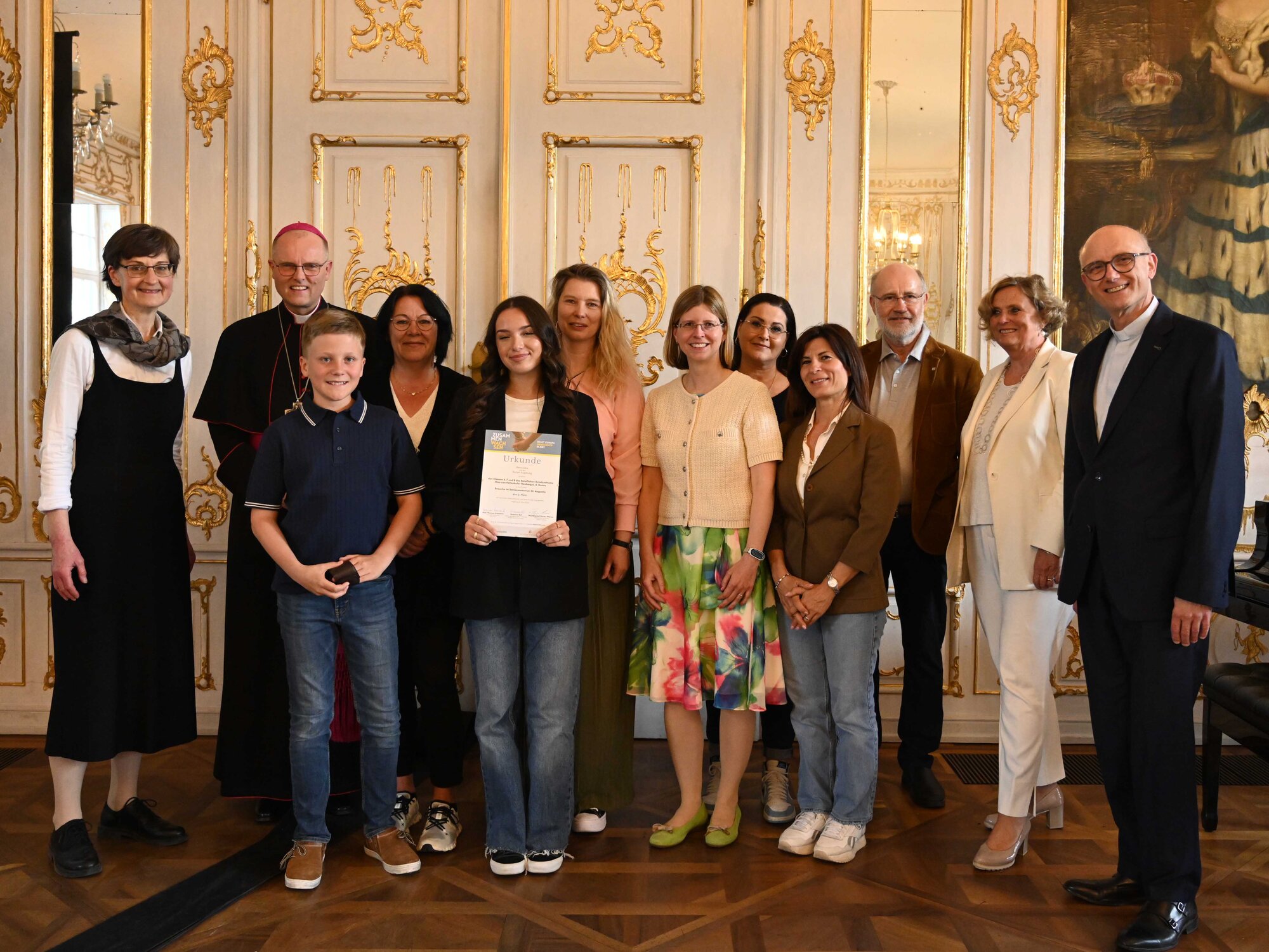 Ins Seniorenzentrum Freude bringen: Dafür sind diese Schülerinnen und Schüler geehrt worden (Foto: Maria Rösch / pba)