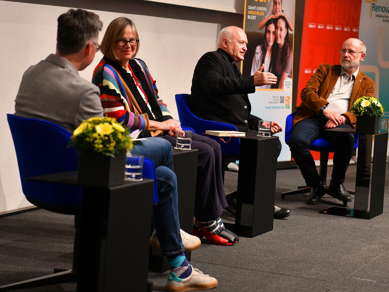 DIskutierten angeregt (v.r.:) Harald Lesch, Kardinal László Német, Eva Maria Welskop-Deffaa und Moderator Daniel Wirsching (Foto: Ulrich Bobinger/pba).