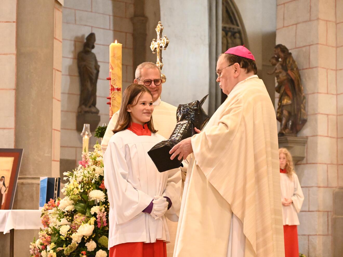 Der Eröffnungsgottesdienst griff das Motto der Pfingstaktion thematisch auf. So wurden bei einem Gabengang Gegenstände an den Altar gebracht, die den gesellschaftlichen Zusammenhalt symbolisch ausdrückten. (Fotos: Maria Rösch / pba)