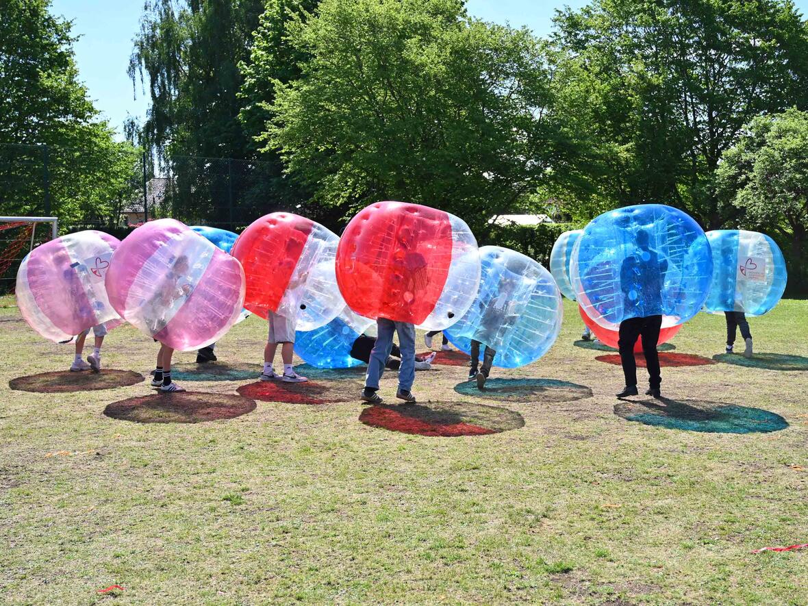 Beim Bubble-Soccer konnten sich die Kinder so richtig austoben. 