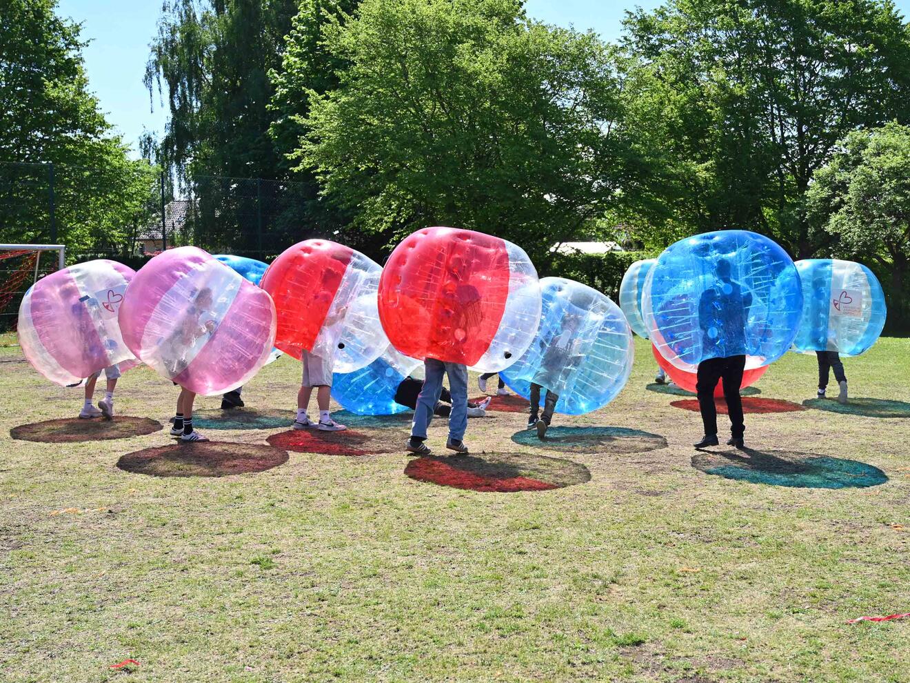 Beim Bubble-Soccer konnten sich die Kinder so richtig austoben. 