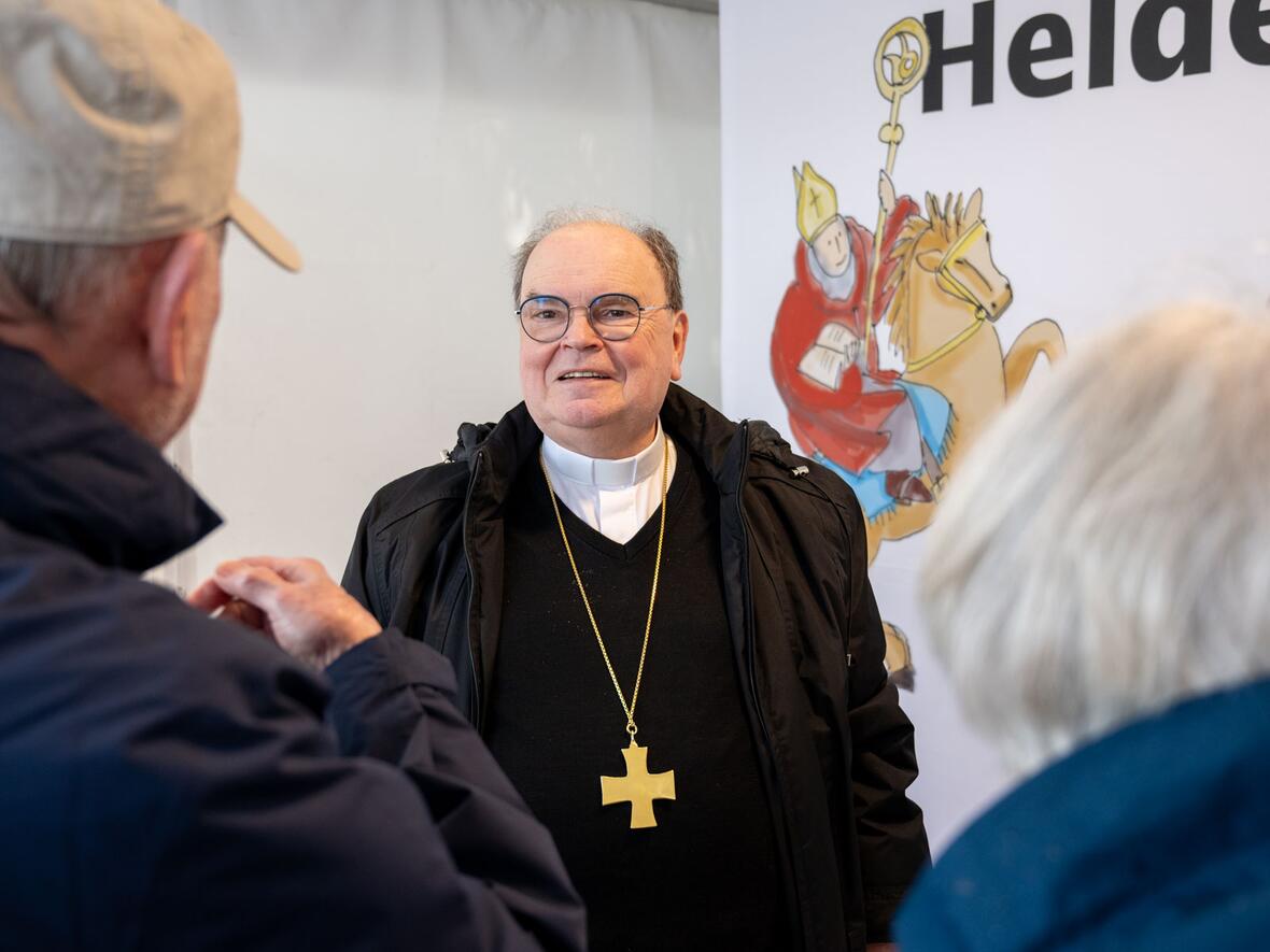 Bischof Bertram im Gespräch mit Standbesuchern.