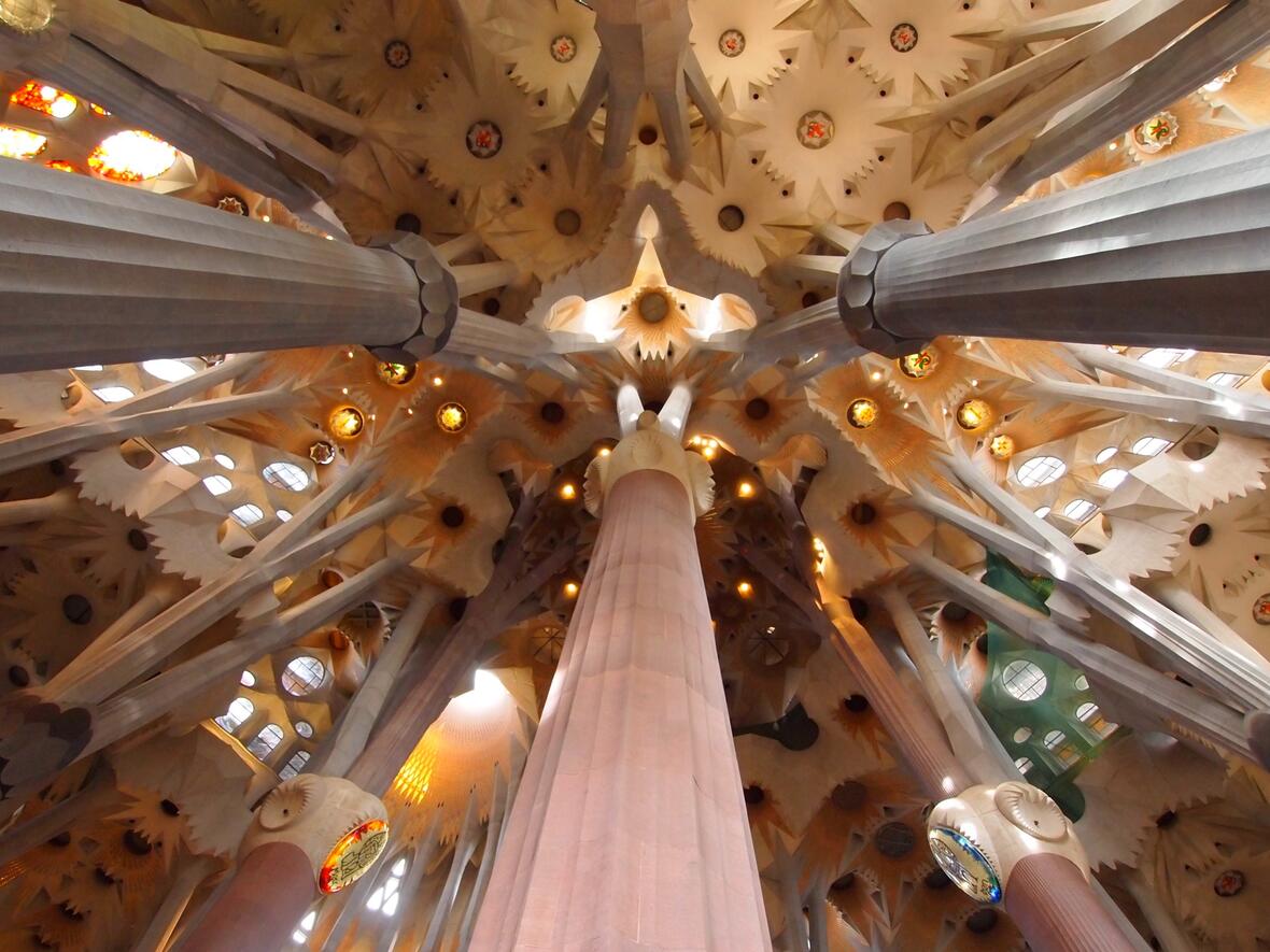 Blick ins Leichtbaugewölbe der Sagrada Familia. (Foto: Jos Tomlow)