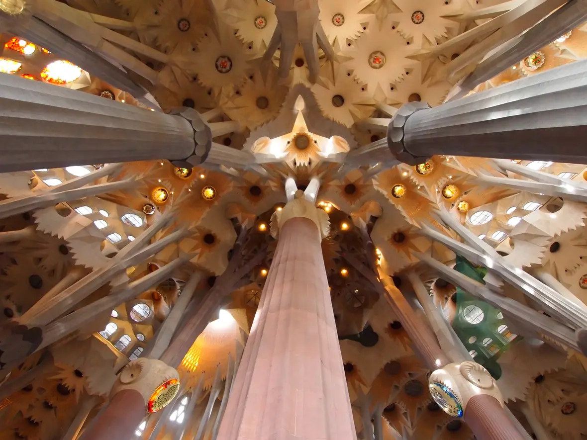 Blick ins Leichtbaugewölbe der Sagrada Familia. (Foto: Jos Tomlow)