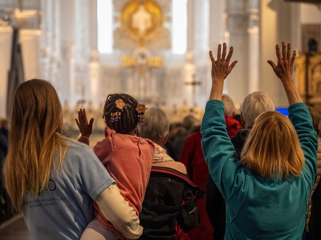 "Christliche Crew" für die Weltkirche: Festgottesdienst im Würzburger Kiliansdom (Fotos: Julian Schmidt / pba)