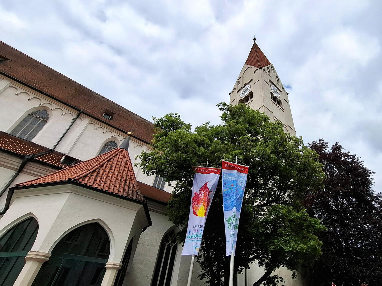 Am Sonntag wird die Renovabis-Pfingstaktion mit einem ZDF-Gottesdienst aus Kaufbeuren zu Ende gehen. Die Fahnen auf dem Kirchplatz weisen bereits auf das Pfingsfest hin. (Fotos: Bernhard Waltner / PG Kaufbeuren) 