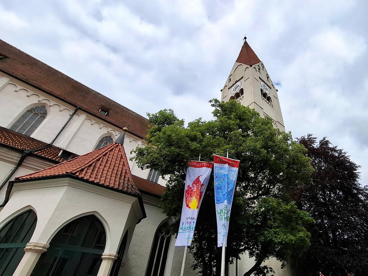 Am Sonntag wird die Renovabis-Pfingstaktion mit einem ZDF-Gottesdienst aus Kaufbeuren zu Ende gehen. Die Fahnen auf dem Kirchplatz weisen bereits auf das Pfingsfest hin. (Fotos: Bernhard Waltner / PG Kaufbeuren) 