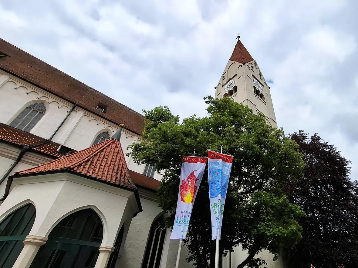 Am Sonntag wird die Renovabis-Pfingstaktion mit einem ZDF-Gottesdienst aus Kaufbeuren zu Ende gehen. Die Fahnen auf dem Kirchplatz weisen bereits auf das Pfingsfest hin. (Fotos: Bernhard Waltner / PG Kaufbeuren) 