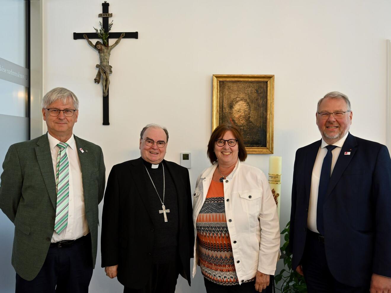 (v.l.) Stv. Vorsitzender Michael Wolf, Bischof Dr. Bertram Meier, stv. Vorsitzende Silvia Wallner-Moosreiner und Vorsitzender Christian Gärtner. Beim Besuchstermin verhindert war die stv. Vorsitzende Katharina Vogt (Foto: Julian Schmidt / pba)