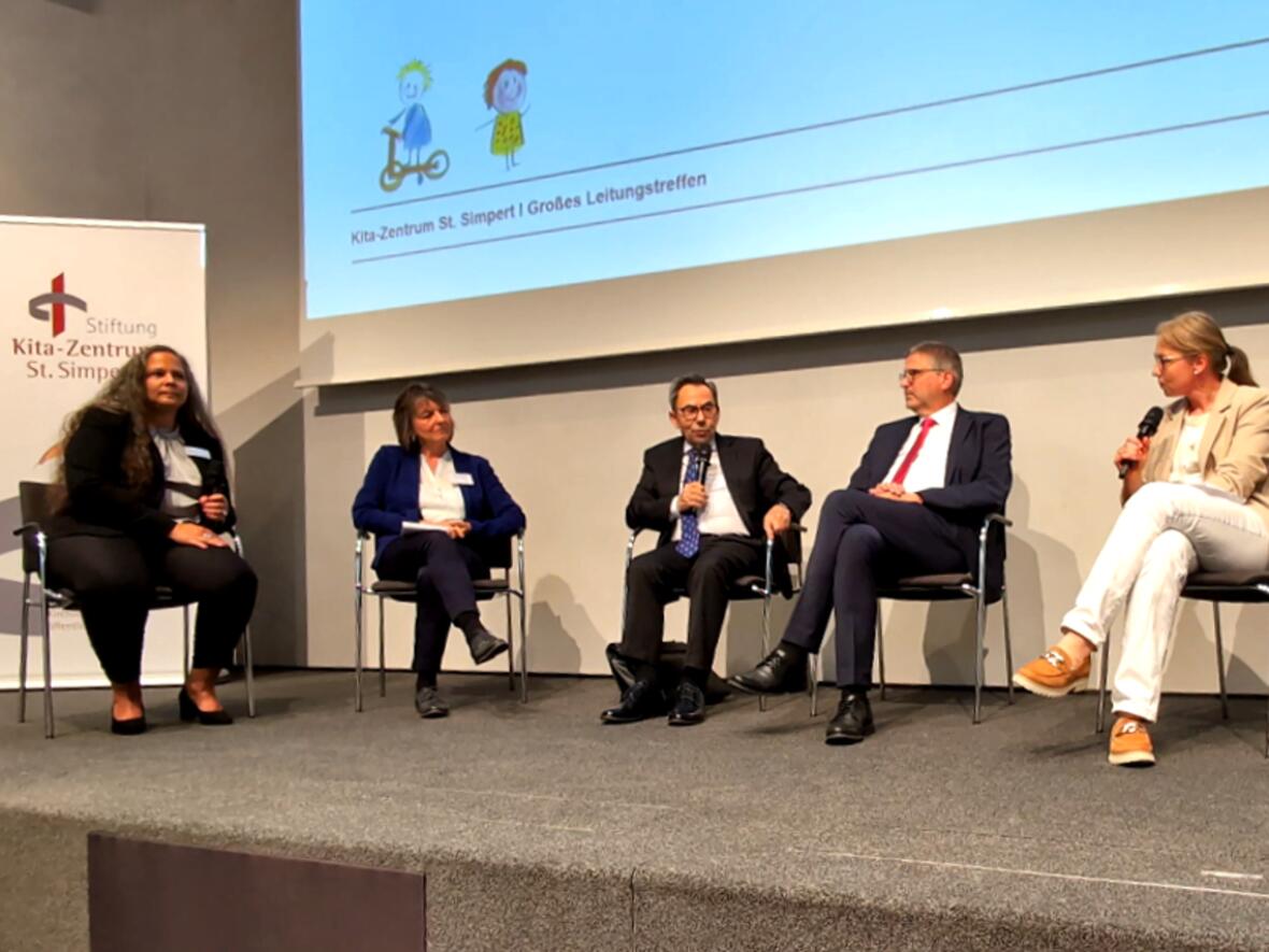 Bei einer Podiumsdiskussion waren die Kita-Leitungen nicht nur eingeladen zuzuhören, sondern ausdrücklich dazu ermutigt, sich aktiv einzubringen. (Fotos: Kita-Zentrum St. Simpert)