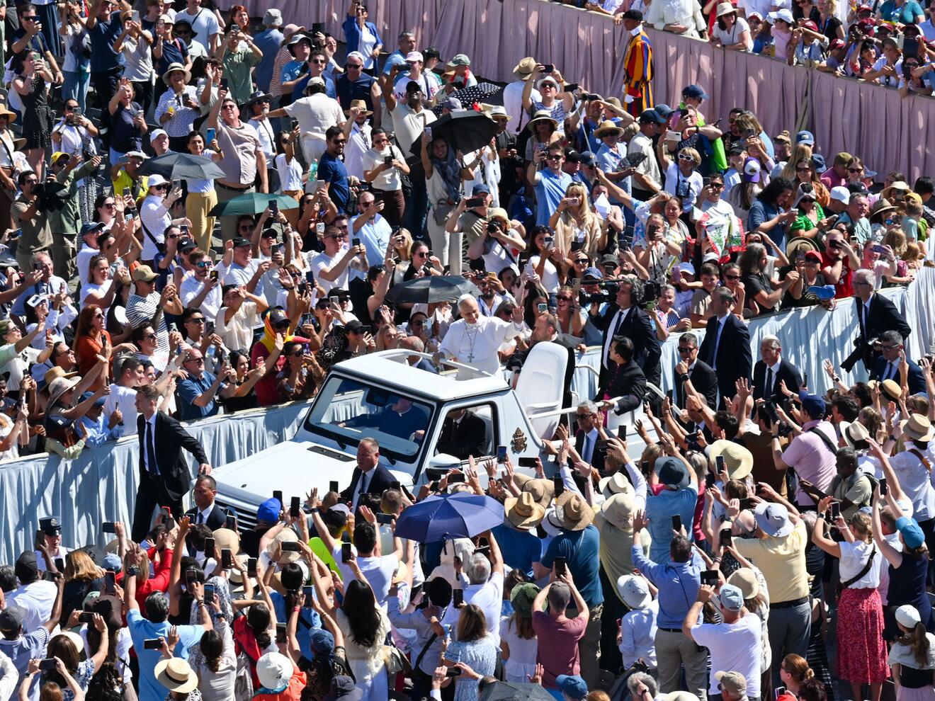 Jeden Mittwoch findet auf dem Petersplatz die Generalaudienz statt. (Fotos: Leander Stork / pba)