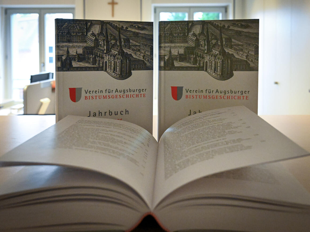 Das Jahrbuch versammelt bereits seit Jahrzehnten wissenschaftliche Texte und Arbeiten aus der Augsburger Bistumsgeschichte (Motivfoto: Leander Stork / pba)