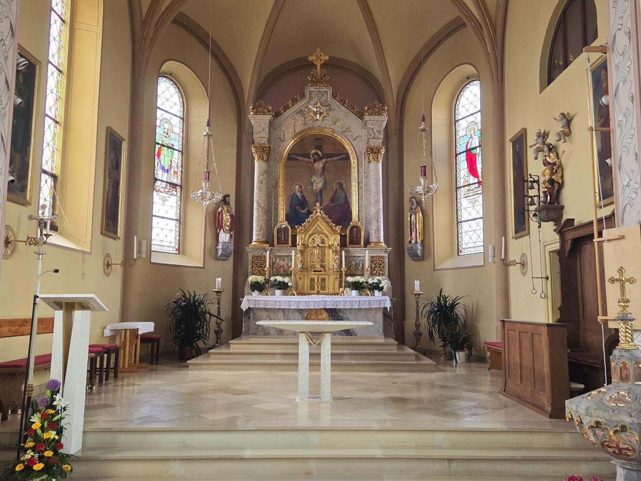 Ambo und Altar in der Pfarrkirche St. Michael in Hofstetten (Dekanat Landsberg) (Foto: Herbert Streicher / Pfarrei Hofstetten)