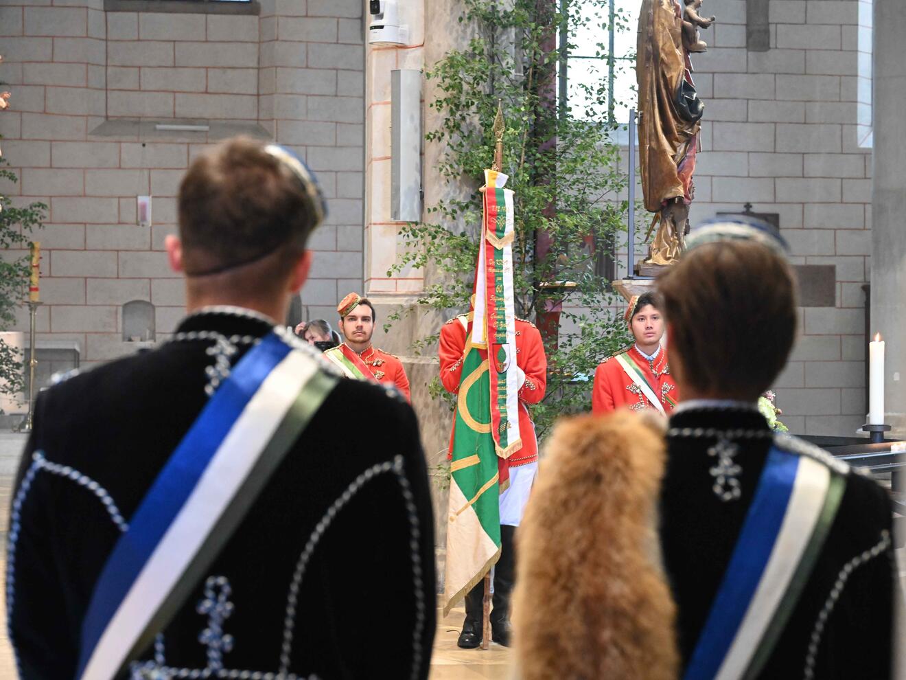 Verschiedene Fahnenabordnungen und Studentenverbindungen waren ebenfalls vor Ort.