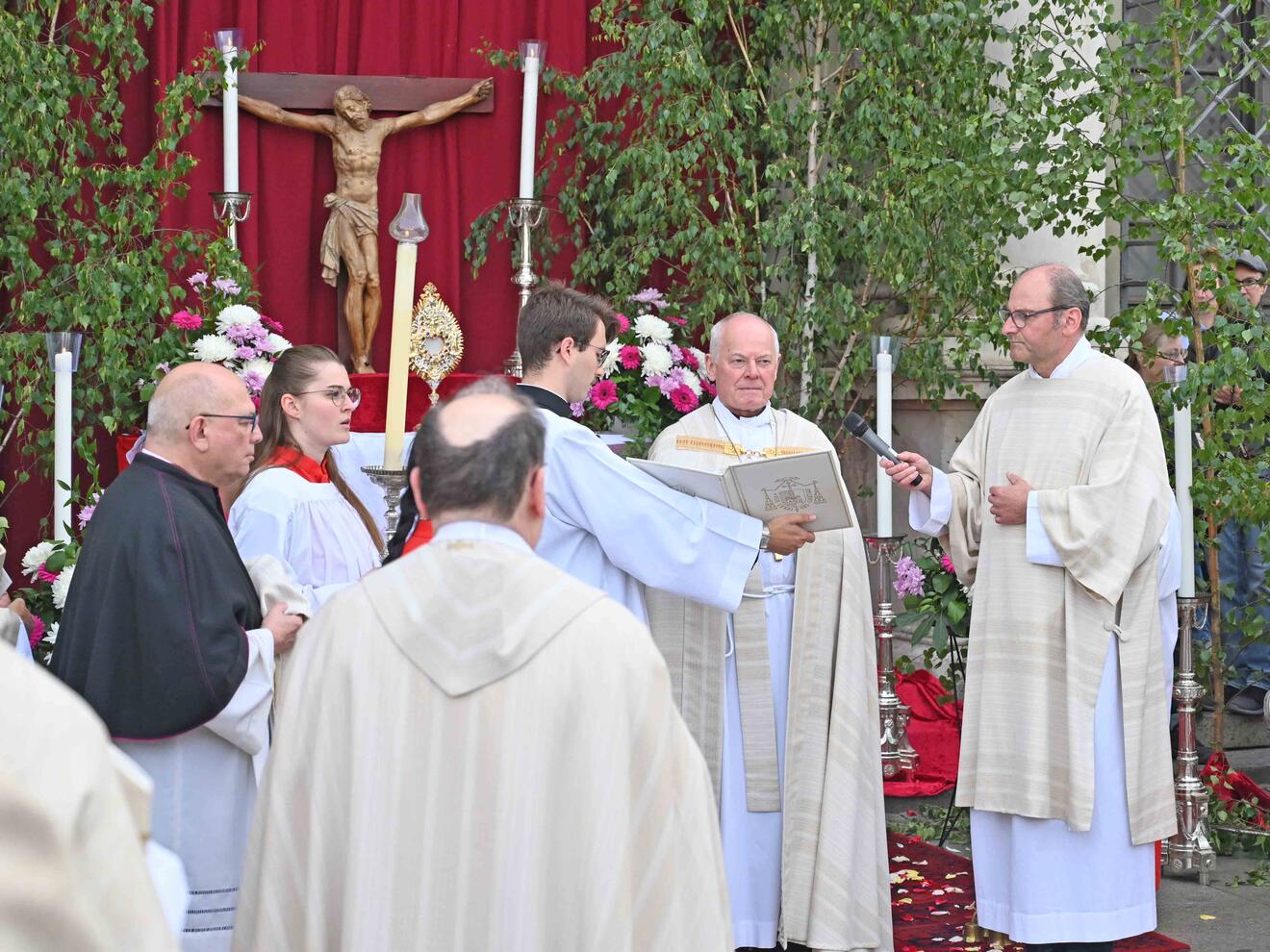 Am Rathausplatz betete Weihbischof Dr. Dr. Anton Losinger für die Entscheidungsträger in der Stadt.