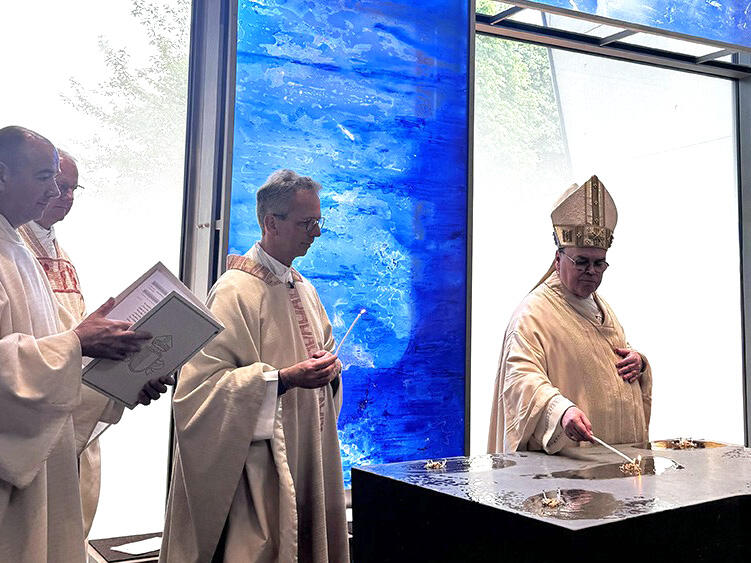 Bischof Bertram weihte die neue Hauskapelle der KJF Klinik Josefinum im Rahmen eines Festgottesdienstes, links daneben Domkapitular Armin Zürn, Aufsichtsratsvorsitzender der KJF Augsburg und rector ecclesiae der Kapelle. (Foto: KJF Augsburg / Lisa Stark)